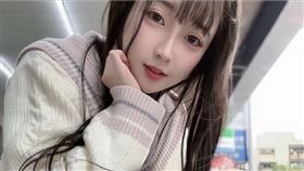 玲奈Lena在台北車站外直播時遇到怪男脫褲DIY。（圖／翻攝IG）