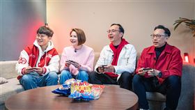 朱立倫call不分區立委葛如鈞、陳菁徽打電動。(圖/國民黨提供)