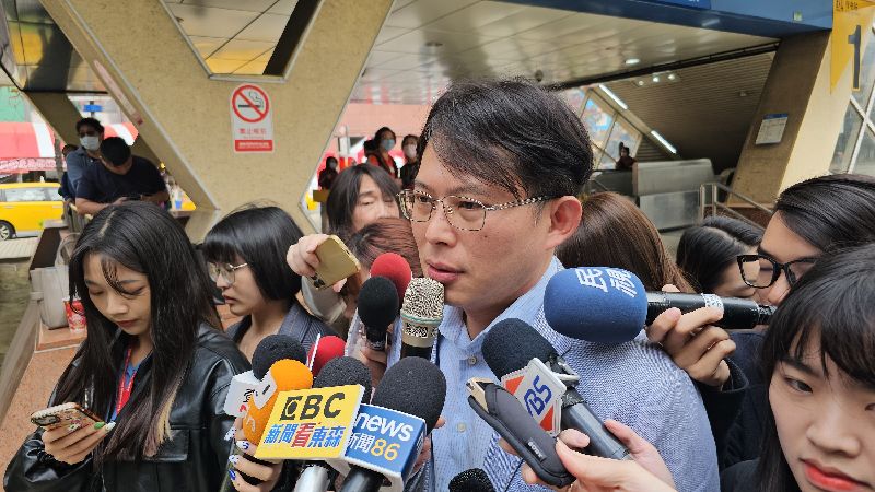 律師：助理過年準備黃國昌要的東西就飽了