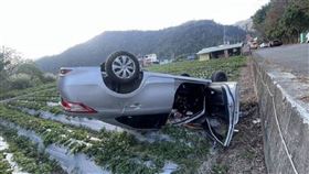 苗栗縣大湖鄉的台3線與恭敬橋口，昨（3日）下午發生一起交通事故，1輛轎車失控墜入草莓園。