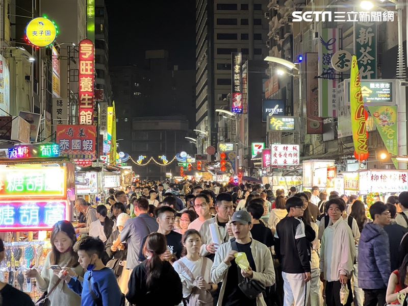 六合夜市日前發生消費爭議，有網友指出5塊骰子牛100元，被網友挖苦「有夠盤」，老闆則親上火線回應。（圖／翻攝畫面）