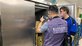 衛生局今日至全聯查核台糖安心豚梅花肉片預防性下架情形。（圖／北市衛生局提供）