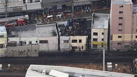 日本東京都大田區的JR大森車站旁的商店街今（4）日上午10時許發生火警，火勢擴大且靠近鐵路。（圖／美聯社／達志影像）