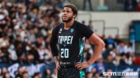 ▲臺北富邦勇士迎戰新竹御鼎攻城獅，洋將沛登被對手犯規。（圖／記者劉彥池攝影）