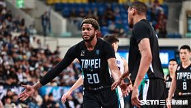 ▲臺北富邦勇士迎戰新竹御鼎攻城獅，洋將沛登罰球進後和隊友擊掌。（圖／記者劉彥池攝影）