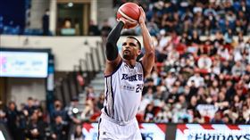 ▲臺北富邦勇士迎戰新竹御鼎攻城獅，洋將艾夫伯執行罰球。（圖／記者劉彥池攝影）