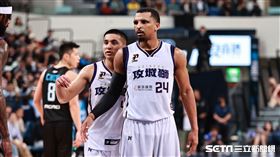 ▲臺北富邦勇士迎戰新竹御鼎攻城獅，高國豪和洋將艾夫伯在場上交談。（圖／記者劉彥池攝影）