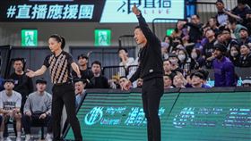 ▲攻城獅總教練林冠綸不滿裁判沒有響哨。（圖／PLG聯盟提供）