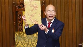 當選立法院長　韓國瑜：立刻啟動國會改革第11屆立法院院長由國民黨籍立委韓國瑜當選，對於國會改革議題，韓國瑜受訪時表示，他能感覺到廣大民眾對國會改革的期待與需要，會立刻啟動國會改革，協調各政黨。圖為韓國瑜113年2月1日在立院高舉當選證書。中央社記者王騰毅攝　113年2月2日