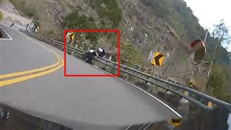 重機跑山過彎撞護欄　騎士摔落10公尺邊坡