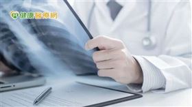 近期「撞球之子」楊清順、大陸女網紅李小妞皆因肺癌病逝。根據衛生福利部國民健康署110年癌症統計，肺癌年新增1萬6880人，衝上首位成為新癌王。