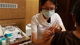 王瑞興醫師建議，當無法預期會遇到什麼樣病原菌時，儘快把能接種的疫苗打齊全。（圖／台中慈濟醫院提供）