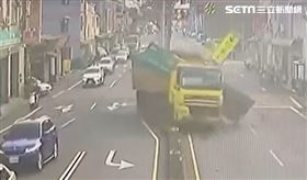 驚險畫面！砂石車逆向撞斷路標　原因曝光（圖／翻攝畫面）