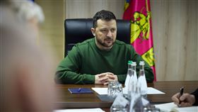 烏克蘭總統澤倫斯基今天表示，他視察南部前線羅博蒂村的部隊。（圖／翻攝自@ZelenskyyUa X平台）
https://twitter.com/ZelenskyyUa/status/1754126321037283683