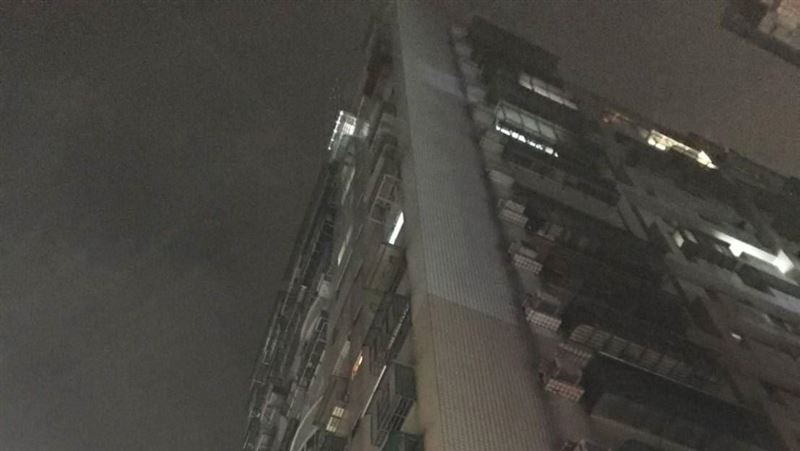 八里大樓半夜火警！　電暖器起火濃煙狂竄