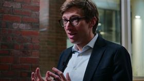 米勒：台灣應搶攻AI晶片設計市場「晶片戰爭」作者米勒（Chris Miller）接受中央社專訪指出，台灣要保有半導體領先優勢，該擔心的不是台積電外移，而是應該積極發展AI晶片設計。中央社記者黃雅詩波士頓攝  113年2月5日