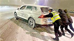 中國中部地區出現極端低溫與暴雪，警察與民眾合力將汽車脫困。（圖／翻攝自大公網）
https://www.takungpao.com/news/232108/2024/0201/939043.html