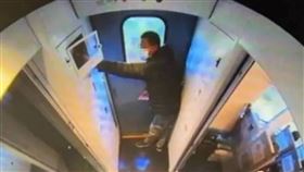 台鐵第422次新自強號列車2日突然自動煞停，經調查，因9車一名男子擅自拉下「車長閥」，才導致列車緊急停靠，警方懷疑該名男子因不小心坐過站，才會拉下「車長閥」讓列車煞停，方便讓他可以下車離開，現已掌握男子身分，將通知到案說明。依據鐵路法，該名男子最高恐挨罰百萬。