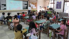 南投同富國小辦理課後照顧班南投縣同富國小辦理兒童課後照顧服務班，除了協助學童寫作業外，還提供說故事等多元活動。（教育部提供）中央社記者許秩維傳真  113年2月5日