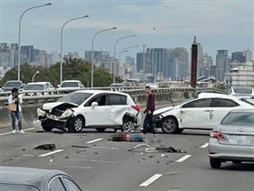 台中74線嚴重車禍 1女甩車外橫躺車道昏迷