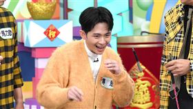 曾博恩（右二）被電筆嚇到耍起功夫。（圖／華視提供）