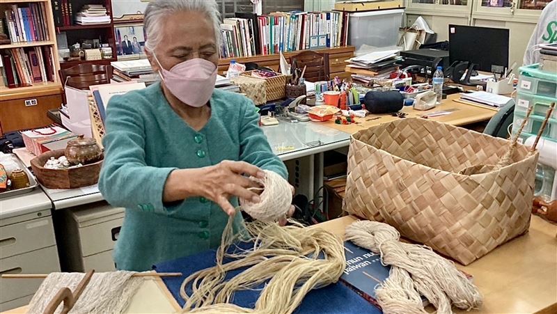 日大學生參訪排灣族織布　盼融入和服設計