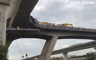 台76彰化段貨車翻落高架　父子挨撞雙亡