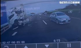 撞擊瞬間曝！國1轎車包夾壓扁翻滾爆炸（圖／翻攝畫面）