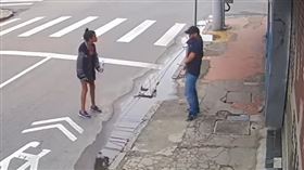 流浪女向路人「要7元買飯」！男子看一眼後掏槍…當場射殺（圖／翻攝自YouTube）