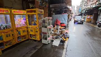 酒駕男闖紅燈拒檢　撞進夜市娃娃機店遭逮