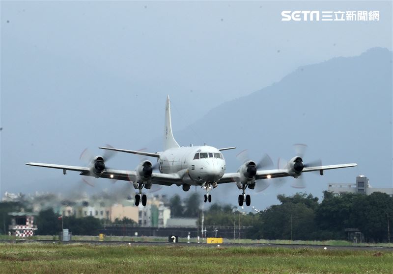 空軍113年春節加強戰備，P-3C獵戶座反潛巡邏機實施低空重飛、慢飛、觸地重飛。（圖/記者邱榮吉屏東攝影）