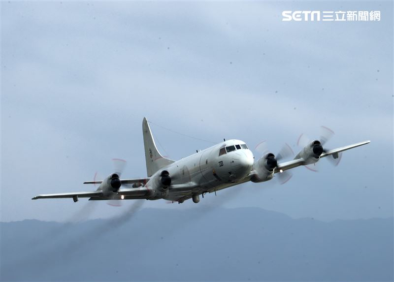 空軍113年春節加強戰備，P-3C獵戶座反潛巡邏機實施低空重飛、慢飛、觸地重飛。（圖/記者邱榮吉屏東攝影）