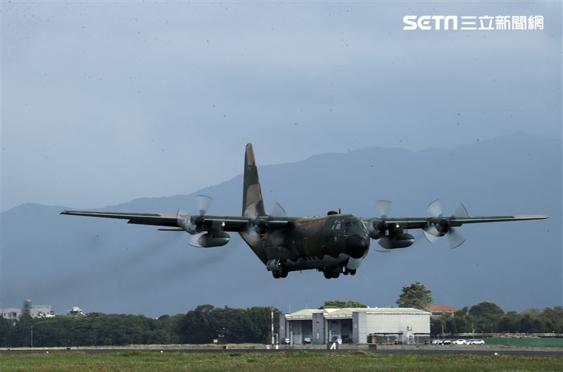 空軍113年春節加強戰備，C-130H型力士運輸機實施低空重飛、慢飛、觸地重飛。（圖/記者邱榮吉屏東攝影）