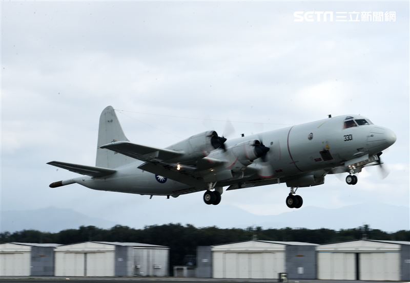 空軍113年春節加強戰備，P-3C獵戶座反潛巡邏機實施低空重飛、慢飛、觸地重飛。（圖/記者邱榮吉屏東攝影）