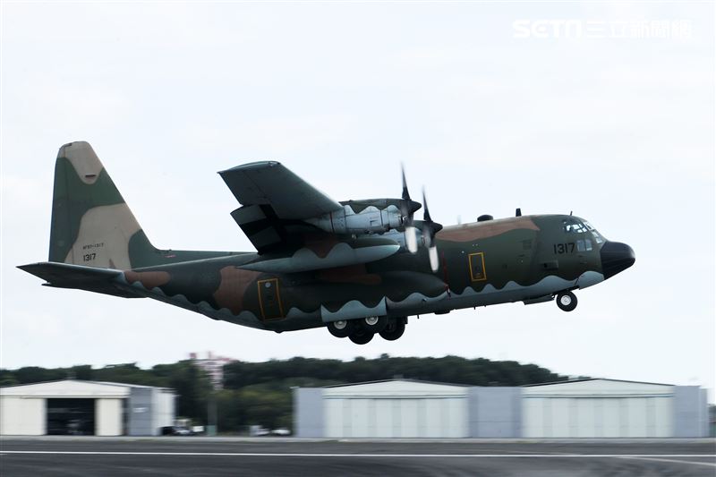 空軍113年春節加強戰備，C-130H型力士運輸機實施低空重飛、慢飛、觸地重飛。（圖/記者邱榮吉屏東攝影）