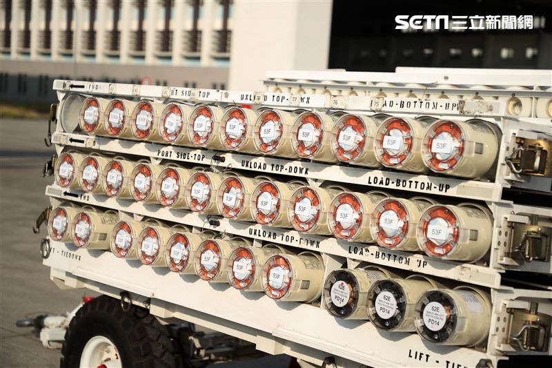 空軍113年春節加強戰備，P-3C獵戶座反潛巡邏機機載SSQ-36型水文聲標。（圖/記者邱榮吉屏東攝影）