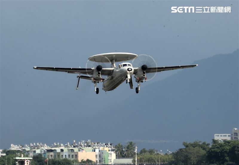 空軍113年春節加強戰備，E-2K型空中預警實施低空重飛、慢飛、觸地重飛。（圖/記者邱榮吉屏東攝影）