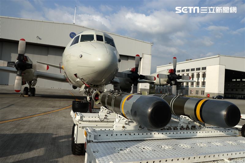 空軍113年春節加強戰備，實施P-3C獵戶座反潛巡邏機機載MK-46魚雷。（圖/記者邱榮吉屏東攝影）