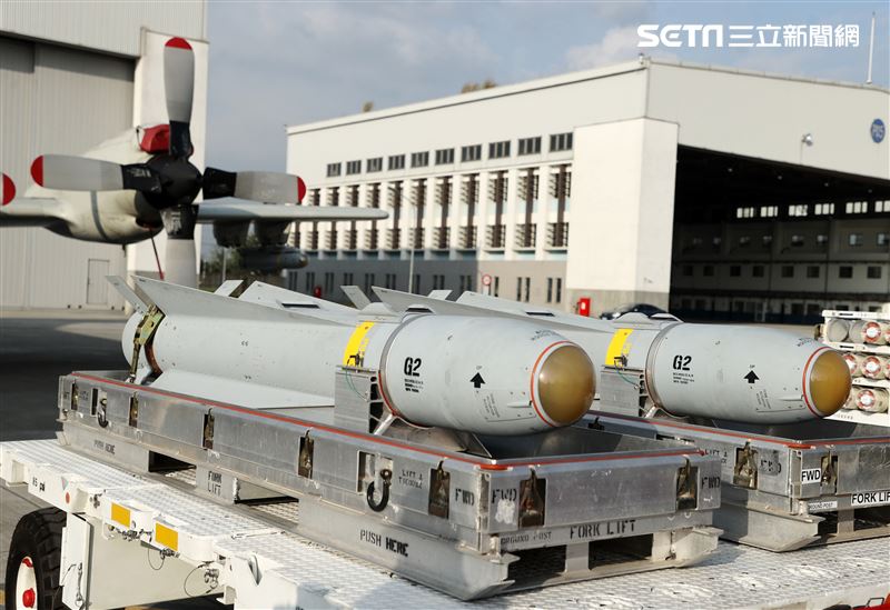 空軍113年春節加強戰備，P-3C獵戶座反潛巡邏機機載AGM-65型小牛飛彈。（圖/記者邱榮吉屏東攝影）