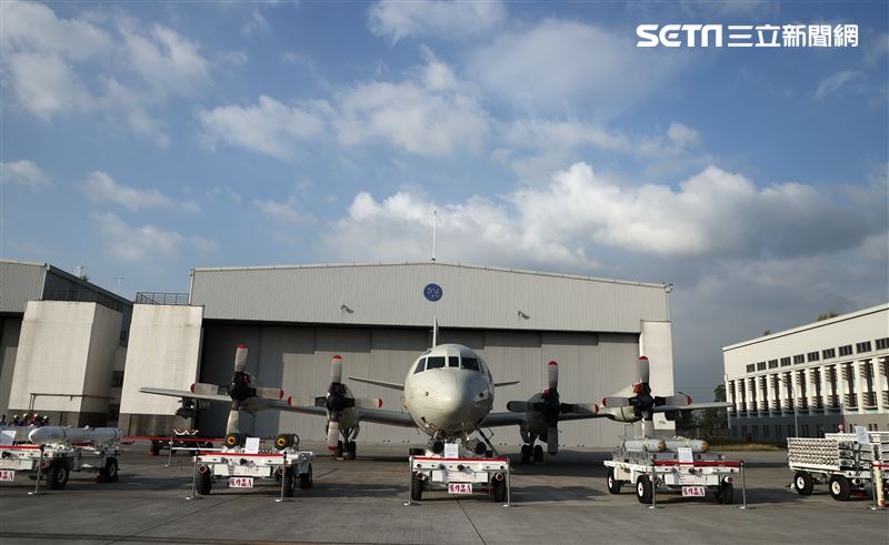 空軍113年春節加強戰備，P-3C獵戶座反潛巡邏機掛載各式炸彈。（圖/記者邱榮吉屏東攝影）