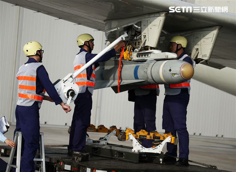 空軍113年春節加強戰備，地勤人員實施P-3C獵戶座反潛巡邏機機載AGM-65型小牛飛彈潛力掛彈。（圖/記者邱榮吉屏東攝影）