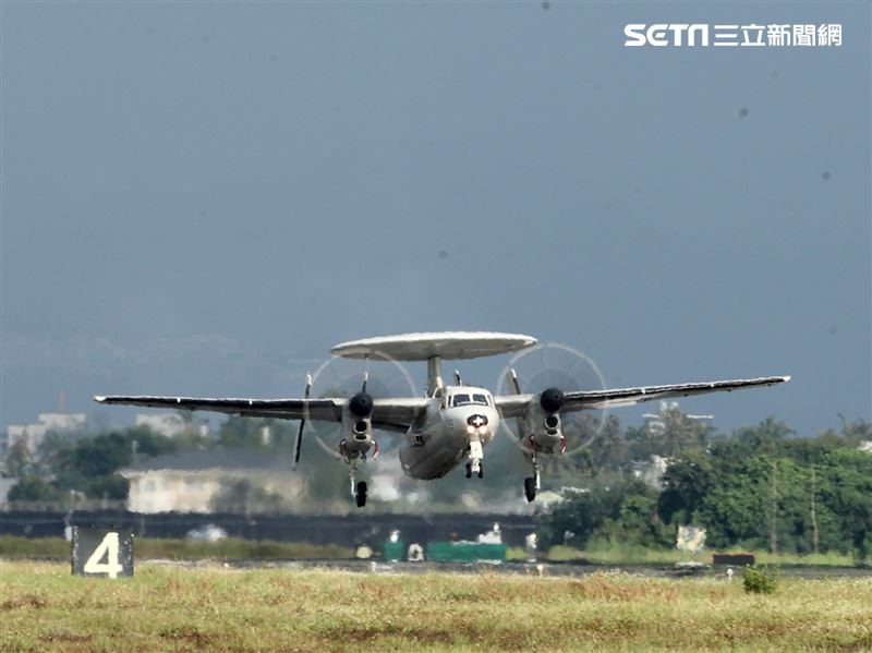 空軍113年春節加強戰備，E-2K型空中預警實施低空重飛、慢飛、觸地重飛。（圖/記者邱榮吉屏東攝影）