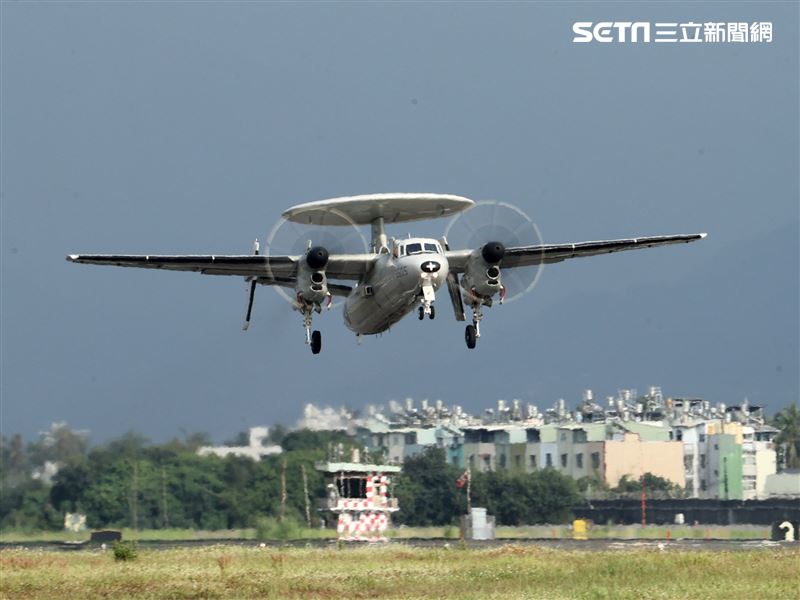 空軍113年春節加強戰備，E-2K型空中預警實施低空重飛、慢飛、觸地重飛。（圖/記者邱榮吉屏東攝影）
