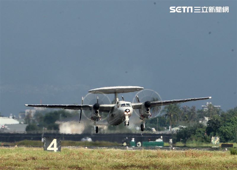 空軍113年春節加強戰備，E-2K型空中預警實施低空重飛、慢飛、觸地重飛。（圖/記者邱榮吉屏東攝影）