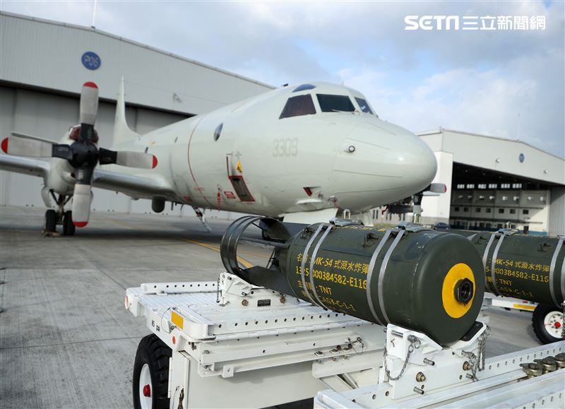 空軍113年春節加強戰備，P-3C獵戶座反潛巡邏機機載MK-54深水炸彈。（圖/記者邱榮吉屏東攝影）