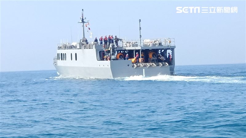 海軍113年春節加強戰備布雷艦施放萬象二型擊留水雷及萬象二型沈底水雷。（圖/記者邱榮吉攝影）