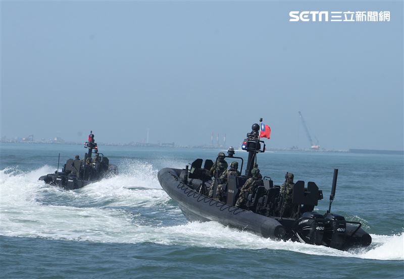 海軍113年春節加強戰備M109特種突擊艇實施海上戒護。（圖/記者邱榮吉攝影）