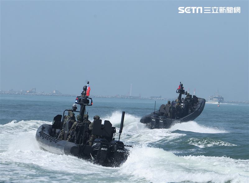 海軍113年春節加強戰備M109特種突擊艇實施海上戒護。（圖/記者邱榮吉攝影）