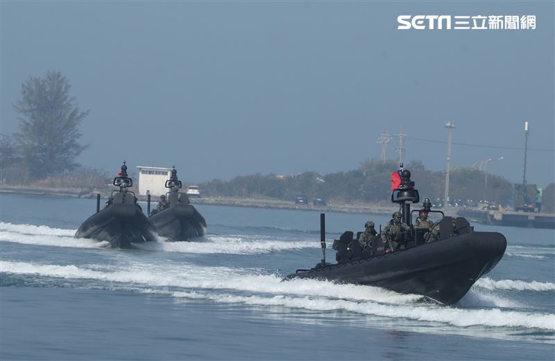 海軍113年春節加強戰備M109特種突擊艇實施海上戒護。（圖/記者邱榮吉攝影）