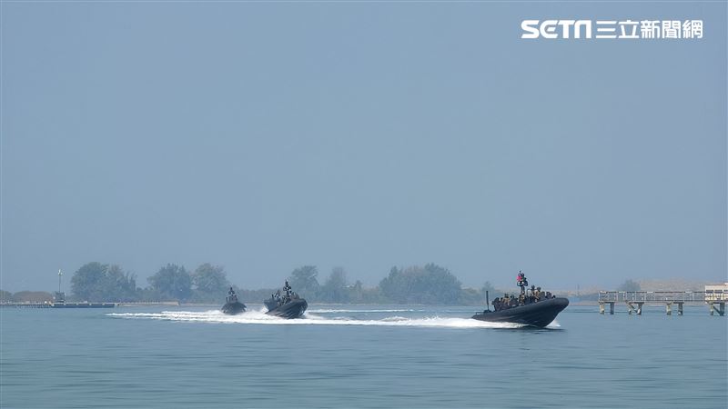 海軍113年春節加強戰備M109特種突擊艇實施海上戒護。（圖/記者邱榮吉攝影）